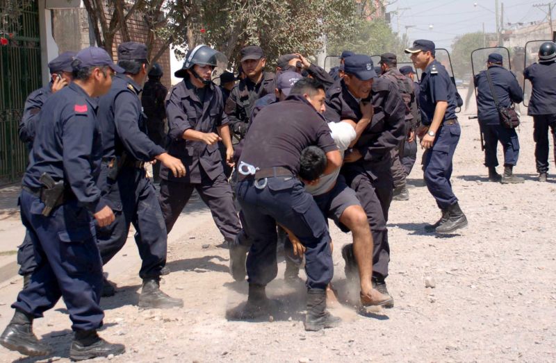 Policiais prendem um manifestante em San Salvador de Jujuy | AFP