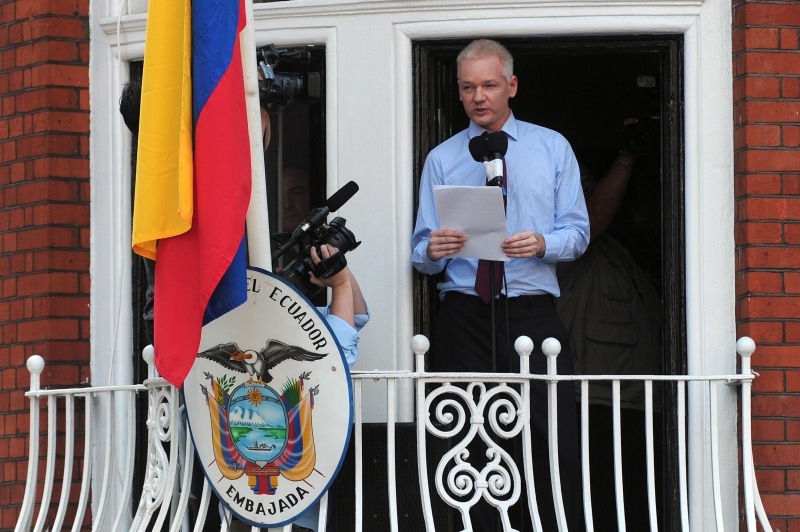 Assange, em agosto, na Embaixada do Equador em Londres | Carl Court/AFP