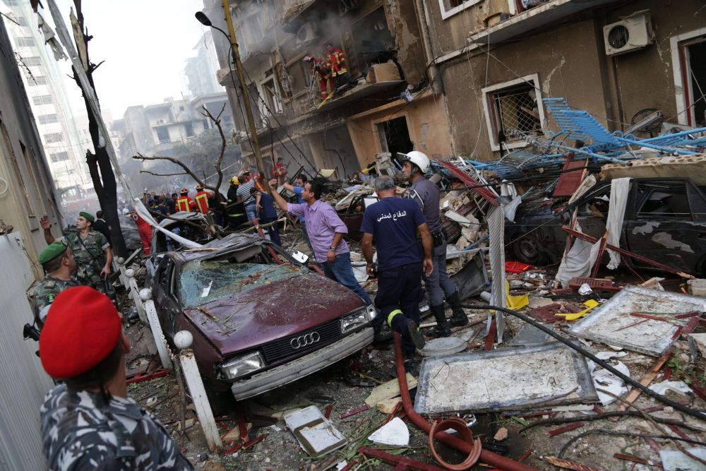 Funcionários de resgate trabalham nos escombros da explosão | AFP Photo/Chady Souaid