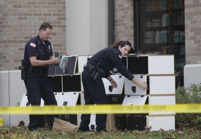 Polícia inspeciona a área onde ocorreu o tiroteio | Darren Hauck/Getty Images/AFP