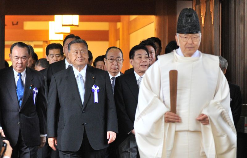 A peregrinação dos ministros ao Santuário Yasukuni, visto por muitos na região como um símbolo do militarismo japonês, ocorreu um dia depois de uma visita do principal líder do partido de oposição do Japão e possível próximo primeiro-ministro, Shinzo Abe, ao local | AFP Photo/Kazuhiro Nogi