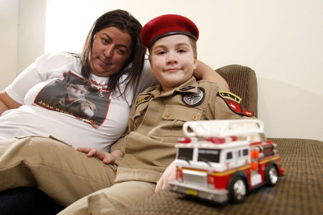 João Bombeirinho, com a mãe, Ana: ele tem leucemia linfoide aguda, doença que afeta as células brancas do sangue | Hugo Harada/ Gazeta do Povo