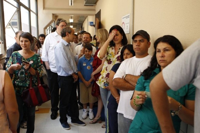 Gustavo Fruet (PDT) aguardou 15 minutos para votar por causa da fila na seção eleitoral |