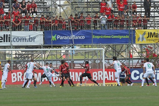 Alessandro chuta forte na área para marcar o primeiro gol do jogo | 