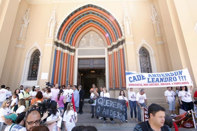 Cerca de 300 pessoas estiveram no local, no Centro da cidade |