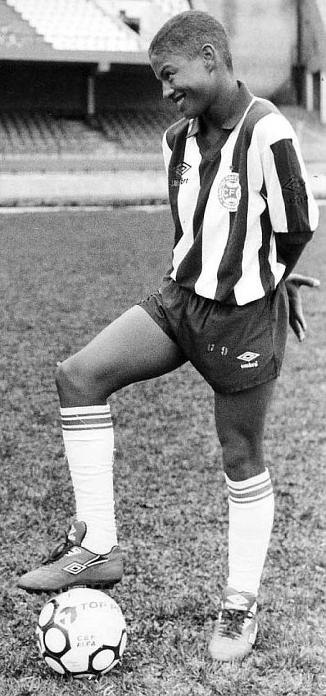 Piá alviverde  Alex chegou no Coritiba em 1990, aos 12 anos, para disputar o Campeonato Brasileiro infantil. Em 1995, foi alçado ao profissional pelos técnicos Cláudio Marques (júnior) e Paulo César Carpegiani | 