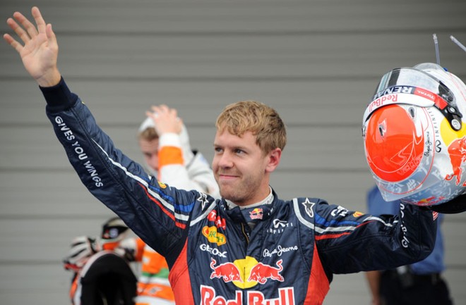 Piloto da Red Bull, Sebastian Vettel, da Alemanha, comemora pole position no Japão | AFP PHOTO / TOSHIFUMI KITAMURA