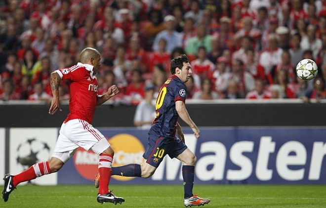Maxi Pereira, do Benfica, tenta alcançar o argentino Messi na corrida | 