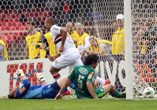 Luis Fabiano corre para comemorar com o goleiro palmeirense Bruno e o zagueiro Roman caídos | Wander Roberto / Vipcomm