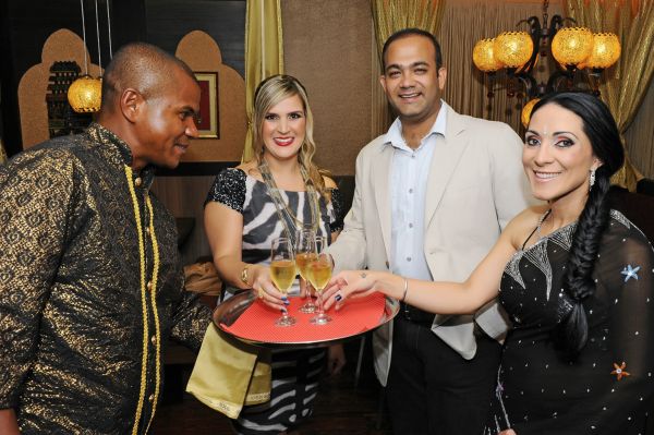 Jeetu Khemani e sua cunhada Rose Khemani (ambos à dir.), proprietários do restaurante indiano Swadisht, e a arquiteta Fernanda Rocha Loures Jung receberam convidados na quarta-feira para o coquetel de reinauguração da casa. Depois de nove anos na Alameda Princesa Isabel, o restaurante mudou para a Vicente Machado, no Batel | Gerson Lima