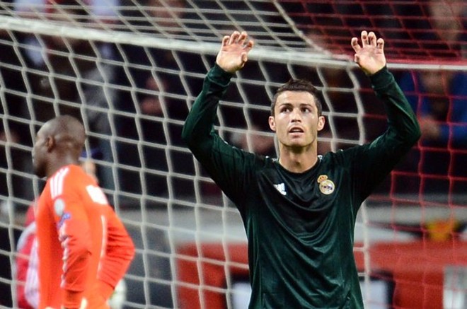 Cristiano Ronaldo comemora o primeiro de seus três gols na vitória do Real por 4 a 1 sobre o Ajax |