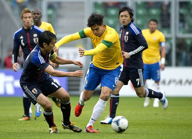 Kaká passa pela marcação japonesa em sua segunda partida na seleção sob o comando de Mano Menezes | 