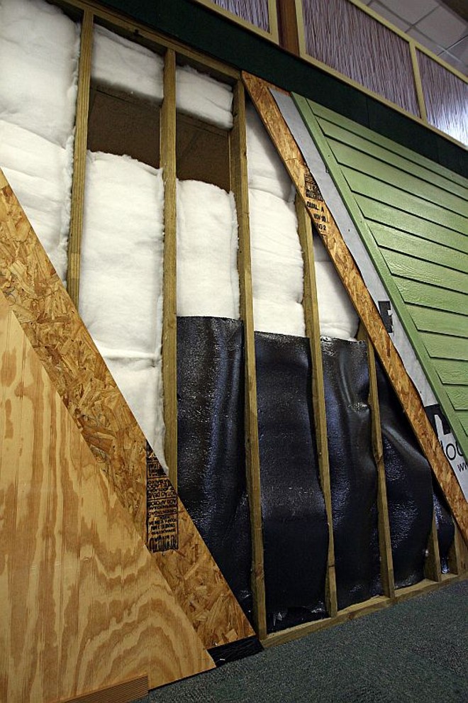 Os visitantes podem conferir como é feita a parede: de madeira certificada vinda de áreas de reflorestamento e recheada com uma manta produzida a partir de garrafas pet e outra de restos de pneus, que garante isolamento térmico e acústico |