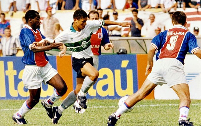 Alex tenta fugir da marcação paranista em partida de 1997 | 