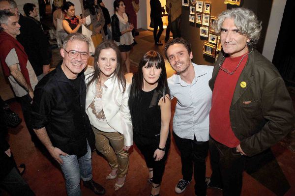 Pier Benzi (de vermelho), sócio do grupo italiano ArteficeGroup, com Paulo Peruzzo (à esq.), curador da Deforma Mostra Design, e os sócios da Labis Design, Anna Carolina Catenacci Chesi (casaco branco), Raffaella Bonanni e Henrique Catenacci, na abertura do evento, terça-feira, na sede da agência | Kraw Penas