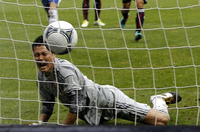 Goleiro Kawashima observa a bola entrar na cobrança de pênalti de Neymar | 