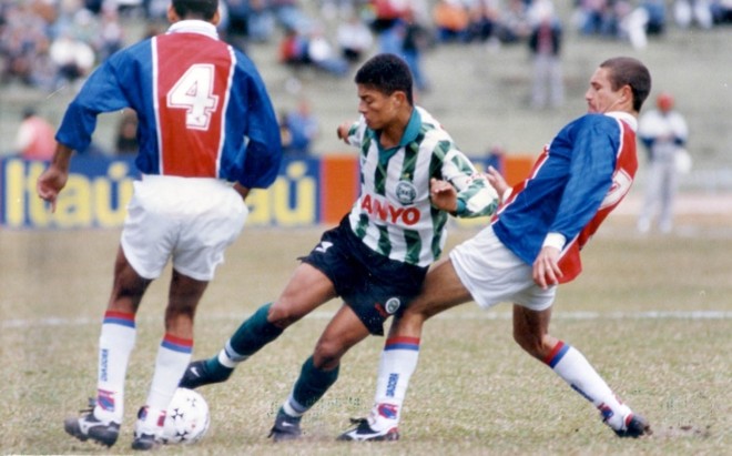 A despedida  A derrota para o Paraná (3 a 0) foi a última partida do meia antes de sair do Coxa. O jogo foi no dia 1/6/1997, no Pinheirão | 