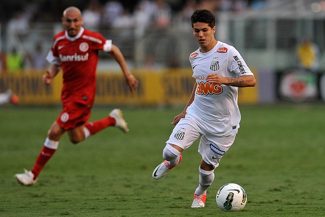 O argentino Pato Rodríguez, do Santos, tenta a jogada vigiado pelo conterrâneo Guiñazu | Ivan Sorti / Santos FC
