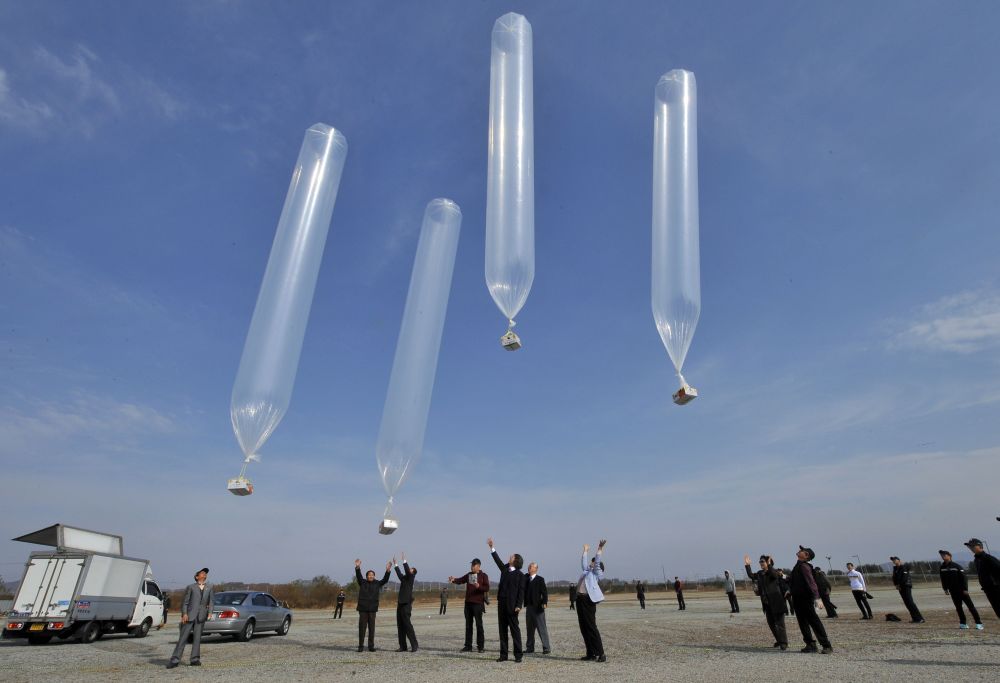 Ativistas sul-coreanos lançam os balões com panfletos com destino à Coreia do Norte | AFP Photo/Jung Yoen-Je