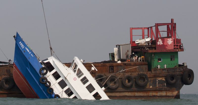 Barco naufragado em Hong Kong é retirado da água: naufrágio deixou ao menos 38 mortos | REUTERS/Tyrone Siu