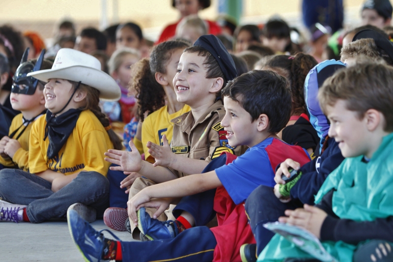 Crianças escutam contação de histórias na Escola Municipal Jaguariaíva, no Bacacheri, em Curitiba: leitura sempre viva | Daniel Castellano/Gazeta do Povo