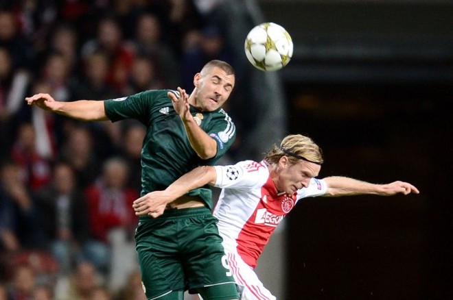 Benzema e Poulsen disputam a jogada pelo alto |