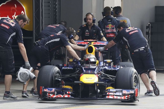 O pole position Sebastian Vettel no box da Red Bull | 