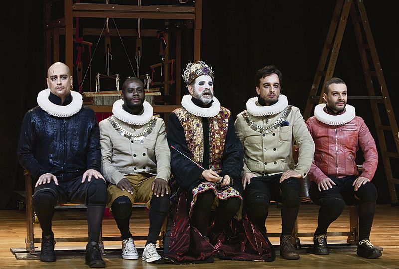 O figurino de Macbeth mescla bermudas com jaquetas de couro | João Caldas/Divulgação