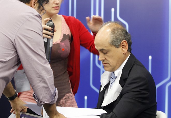 O candidato Gustavo Fruet se prepara para o debate da RPC TV | 