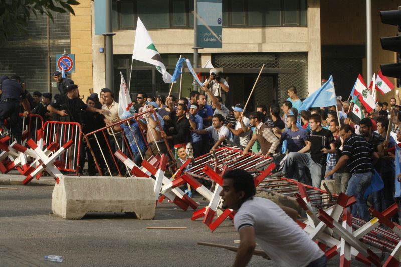 Manifestantes quebraram as barreiras instaladas pela polícia | AFP