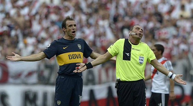 Meia Leandro Somoza reclama com o árbitro Pablo Lunati no clássico com o Boca Juniors | 