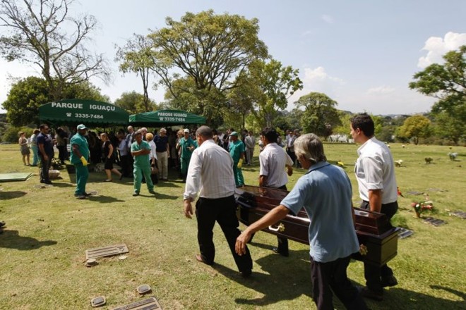 Nely Almeida foi sepultada por volta das 15 horas desta terça-feira (30) no Cemitério Parque Iguaçu, localizado no bairro Cascatinha, em Curitiba |