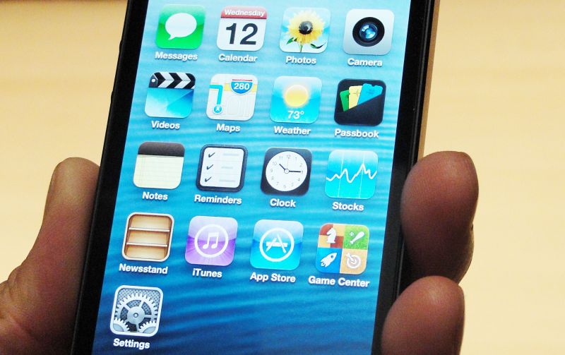 Novo iPhone 5, estrela entre os smartphones da Apple | AFP PHOTO/GLENN CHAPMAN