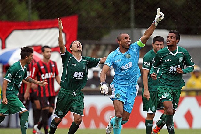 Goleiro Emerson comemora o gol de empate do Guarani diante do Atlético | 