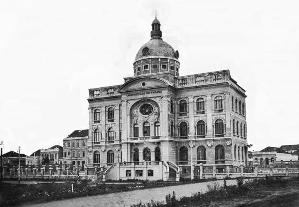 Prédio da Universidade do Paraná em sua primeira etapa de construção, foto de 1918 | Arquivo CD