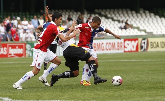 Disputa de bola no meio-campo. Jogo foi truncado | 