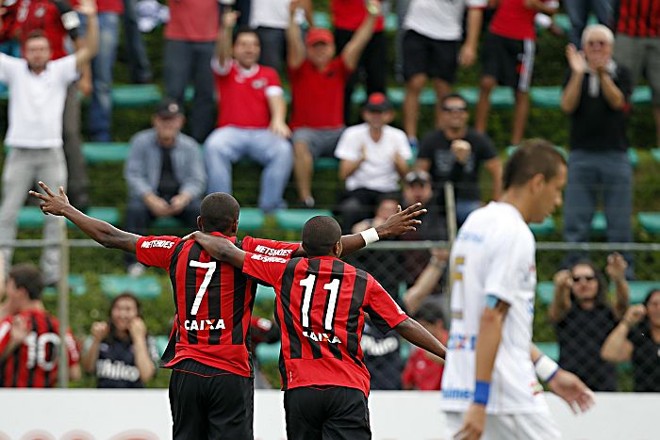 Marcelo (camisa 11) comemora com Henrique o primeiro gol atleticano diante do Avaí | 
