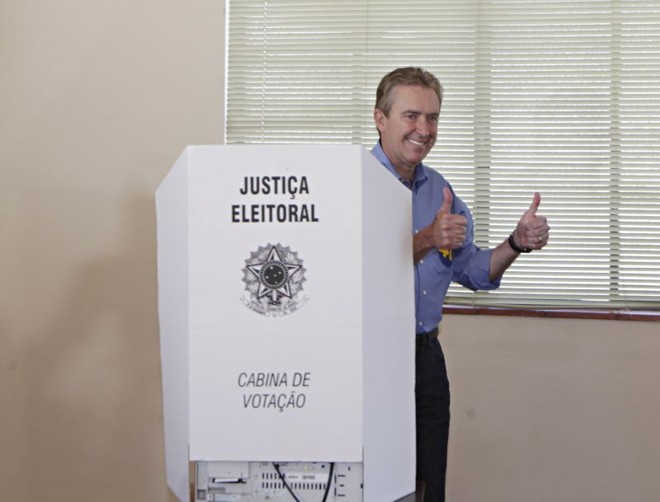 O candidato a prefeito Luciano Ducci (PSB) vota no Colégio Sion no Batel |