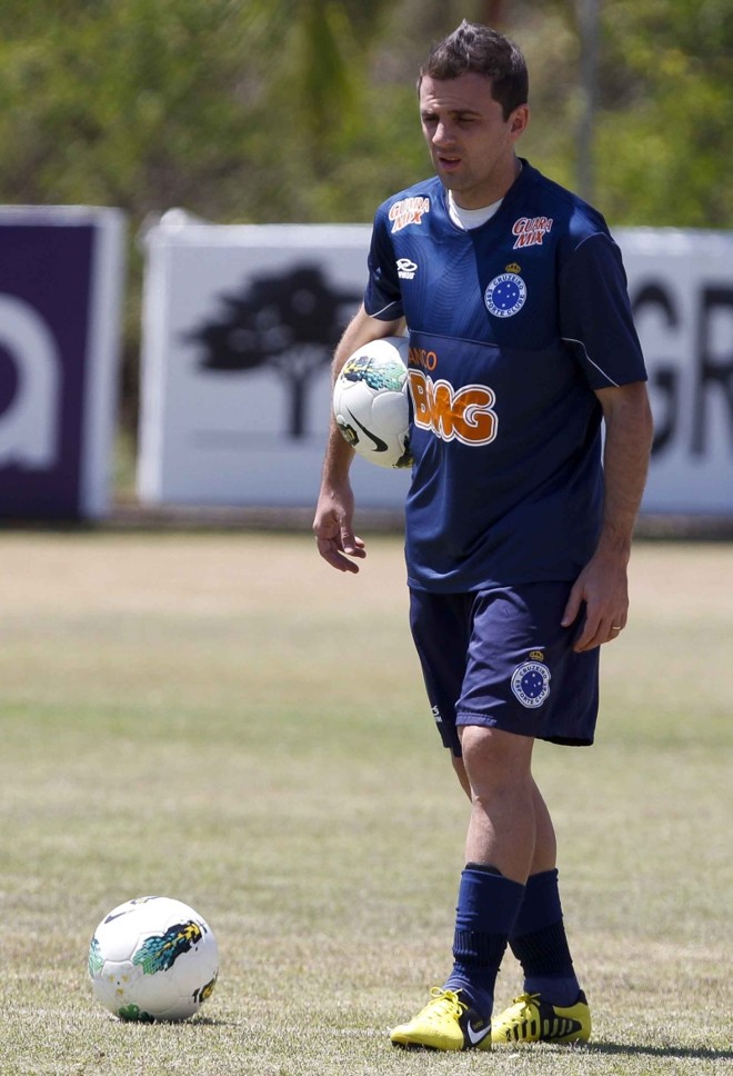 Para salvar o professor: Montillo (foto) tem uma missão mesma extra nesta tarde. Além de liderar o Cruzeiro no Olímpico, no difícil jogo com o Grêmio, terá de jogar também para salvar a cabeça do técnico Celso Roth, bastante contestado em Minas Gerais por causa da queda de produção da Raposa. No Grêmio, a intenção é se aproximar do vice-líder Atlético-MG | Washington Alves/ Vipcomm