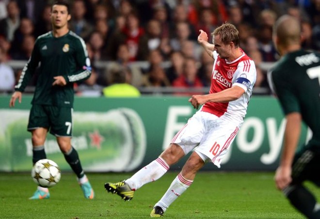 O holandês De Jong, capitão do Ajax, tenta o chute |