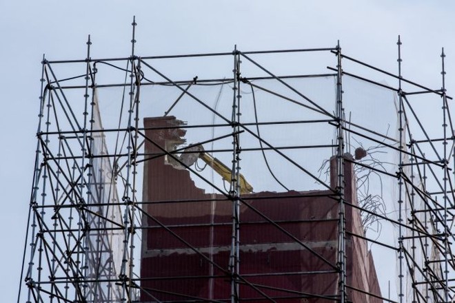Detalhe da obra na Baixada: trator derruba parte de uma das torres do estádio | 