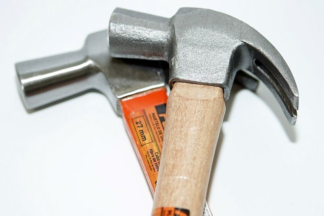 Martelo: para fixar e tirar pregos. Martelo: R$ 15 a 40 |