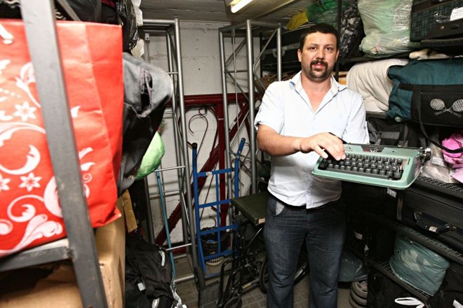 Élcio dos Anjos, funcionário do serviço de achados e perdidos da Rodofer­roviária de Curitiba: há seis anos uma máquina de datilografia da marca Olivetti aguarda ser resgatada pelo dono | 