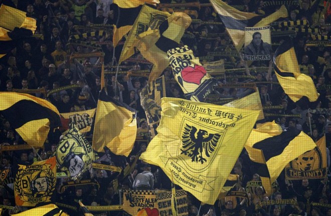 Torcida do Borussia lotou as arquibancadas do estádio com bandeiras | 