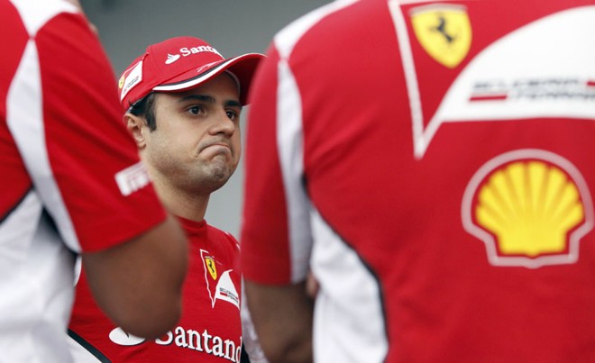 O piloto da Ferrari Felipe Massa conversa com equipe após treino classificatório em que ficou em décimo lugar | REUTERS/Issei Kato