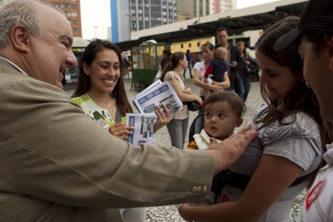 Rafael Greca (PMDB) fez corpo a corpo com eleitores no Centro de Curitiba na tarde desta sexta-feira |