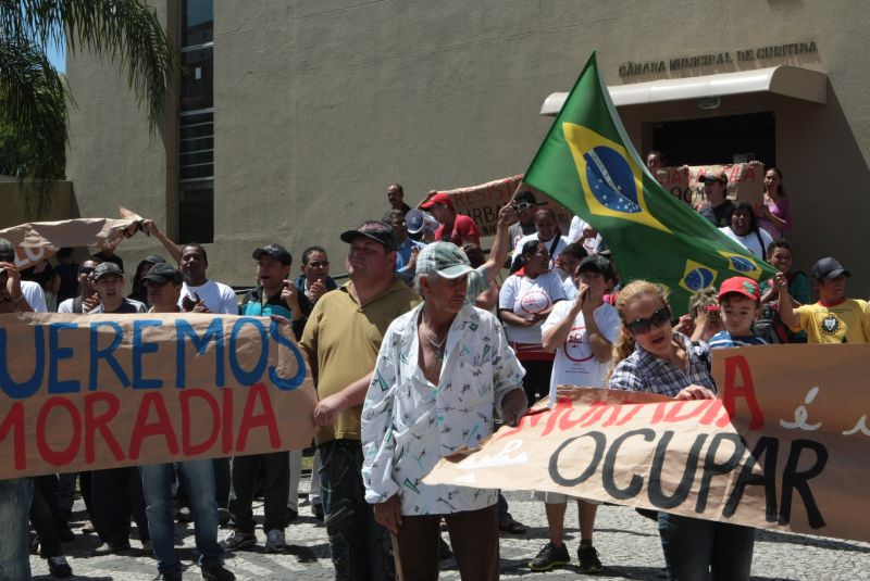 Manifestantes usaram faixas no protesto desta manhã | Aniele Nascimento/Agência de Notícias Gazeta do Povo