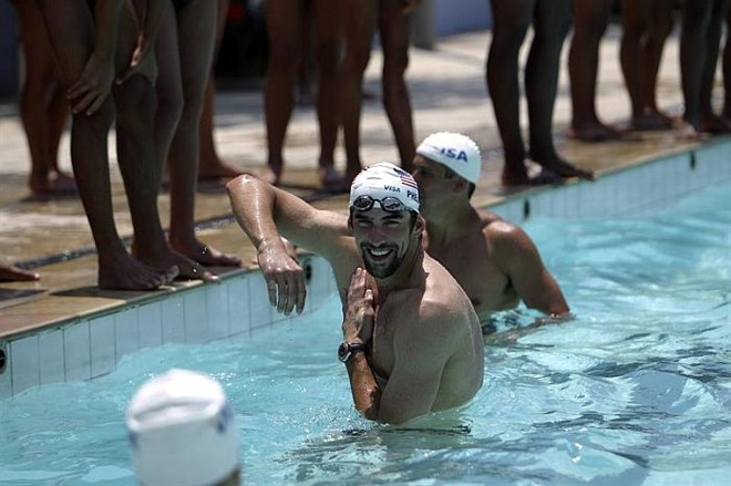 Phelps na piscina com as crianças do Complexo do Alemão | 