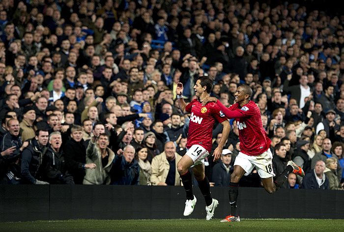 Chicarito Hernandez comemora o gol decisivo do Manchester United na vitória sobre o Chelsea: blues reclamaram de irregularidade | AFP