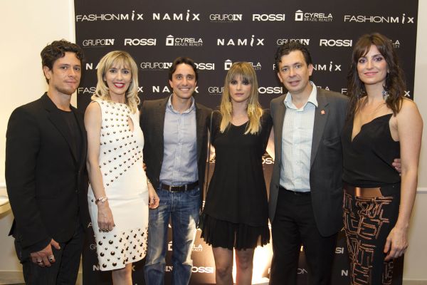 Cláudia Leal (de branco) e Michelle Jamur (à dir.), sócias da multimarcas Namix, e os executivos Bruno Teodoro e Ricardo Batista (ambos ao centro) foram os anfitriões da terceira edição do FashionMix. O evento movimentou a elegante Central de Vendas do futuro Le Vert Royale, empreendimento conjunto das construtoras Cyrela, Rossi e LN na noite de quarta-feira, no Cabral. Também na foto, a estilista Juliana Jabour (de preto) e o designer de joias Raphael Falci | Diego Pisante